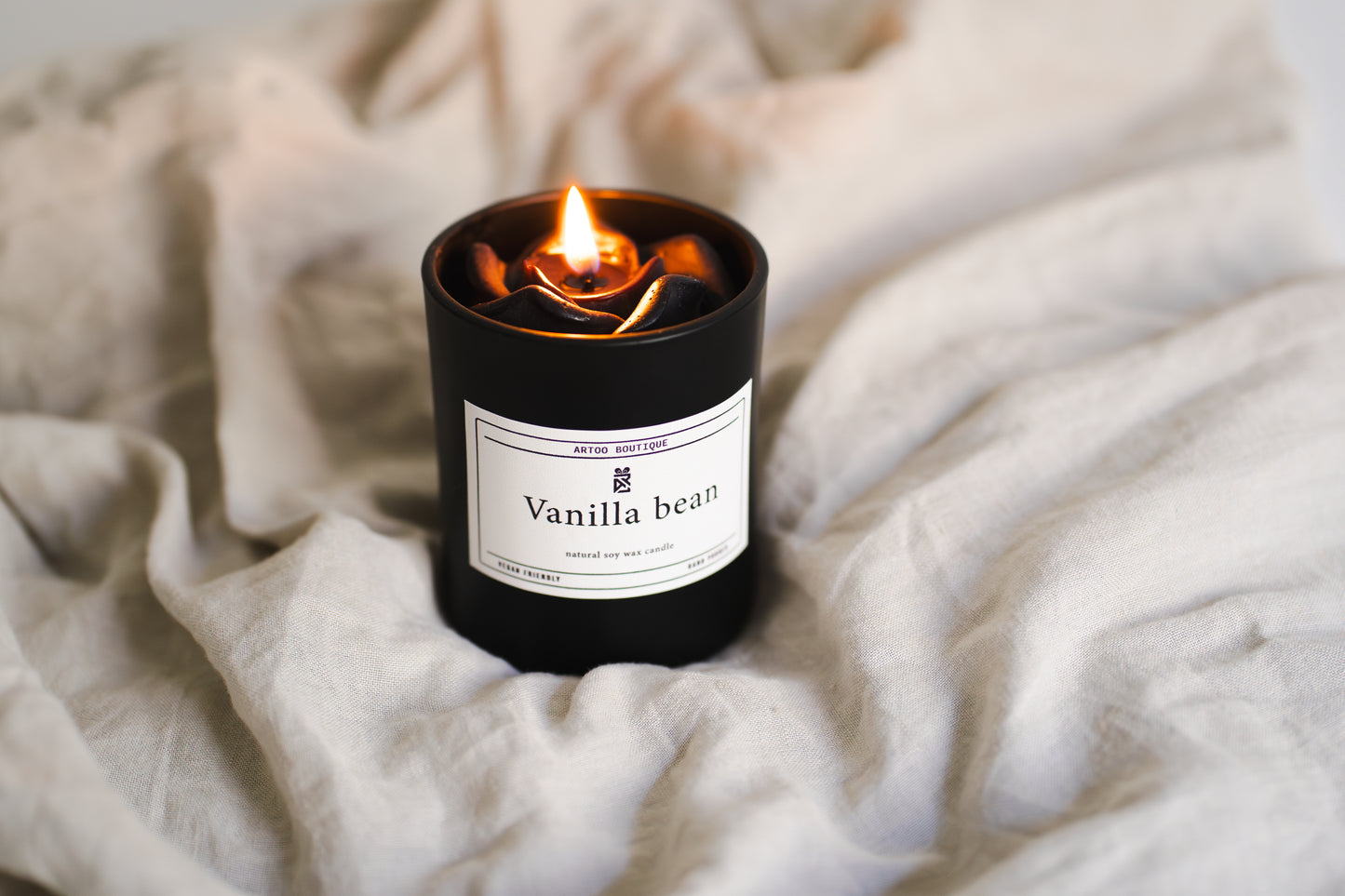 Lumânare parfumată din ceară naturală de soia – recipient din sticlă neagră cu capac, aromă Vanilla Bean