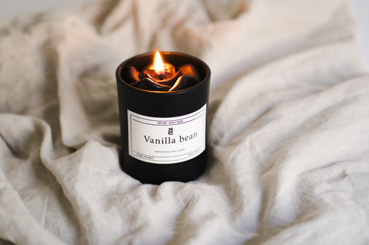 Lumânare parfumată din ceară naturală de soia – recipient din sticlă neagră cu capac, aromă Vanilla Bean