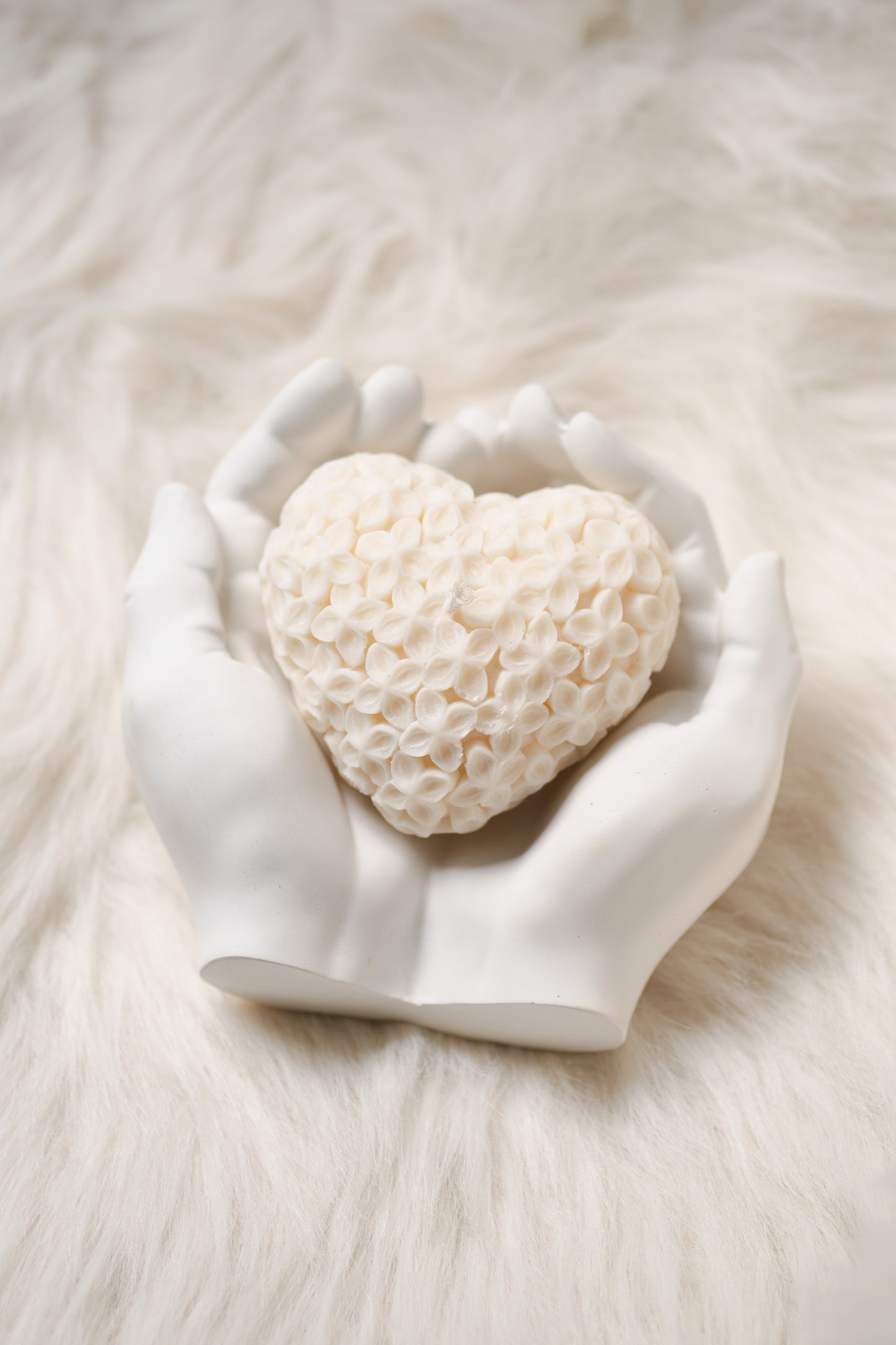 Set cadou handmade – suport ceramic în formă de mâini și lumânare parfumată în formă de inimă