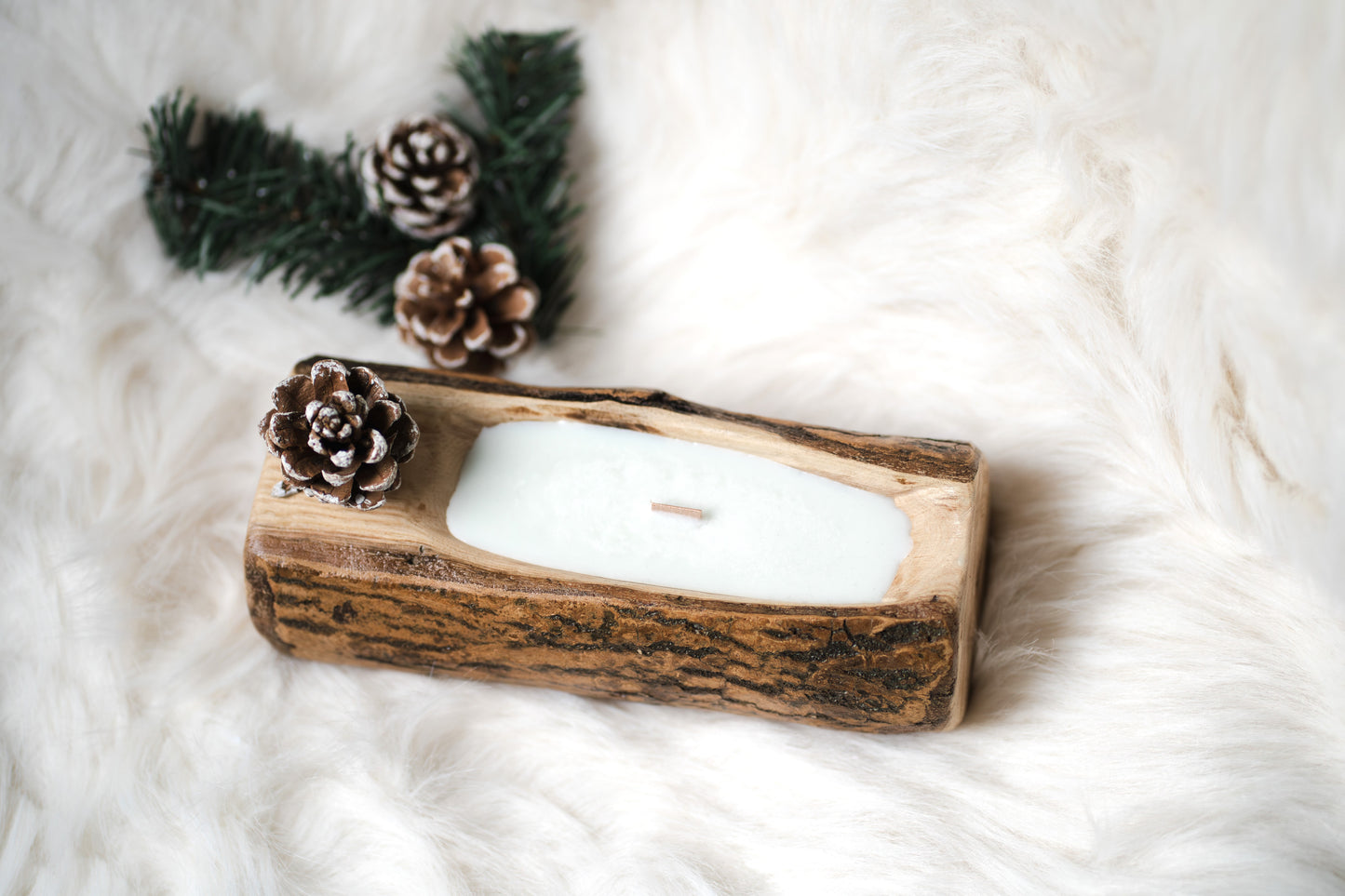 Lumânare parfumată din ceară de soia – recipient din lemn cu scoarță, decorată cu conuri de brad și pin
