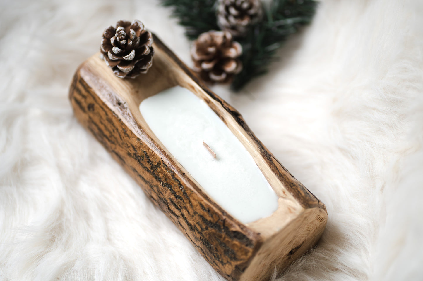 Lumânare parfumată din ceară de soia – recipient din lemn cu scoarță, decorată cu conuri de brad și pin