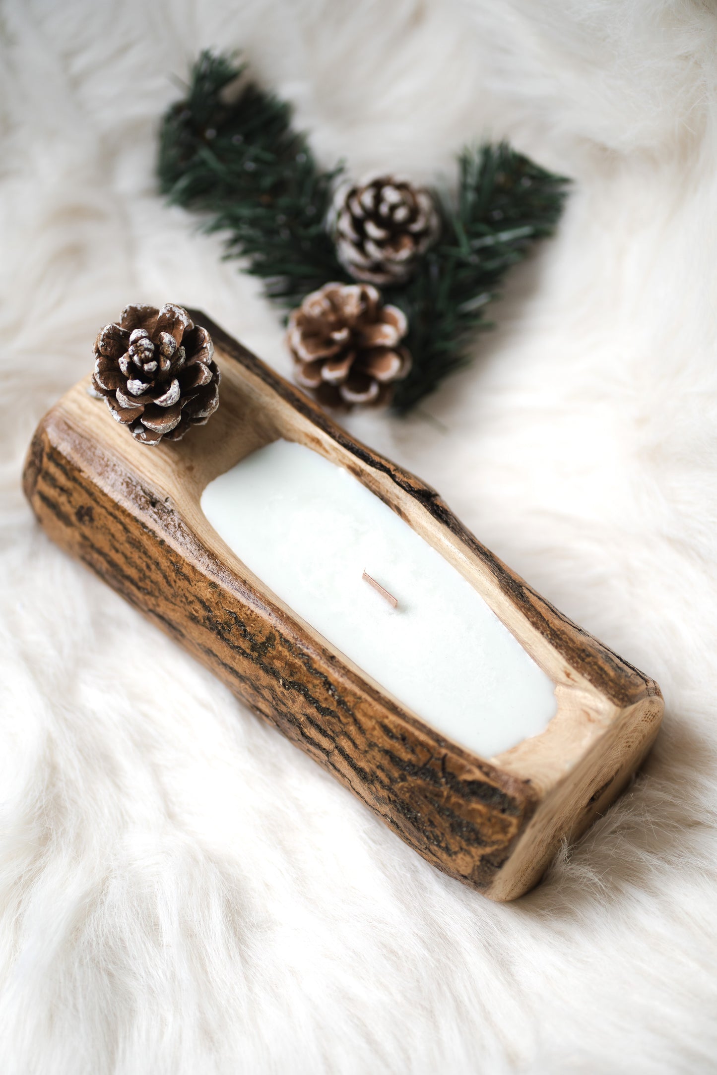 Lumânare parfumată din ceară de soia – recipient din lemn cu scoarță, decorată cu conuri de brad și pin