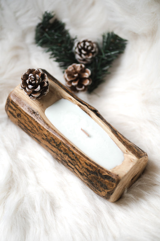 Lumânare parfumată din ceară de soia – recipient din lemn cu scoarță, decorată cu conuri de brad și pin