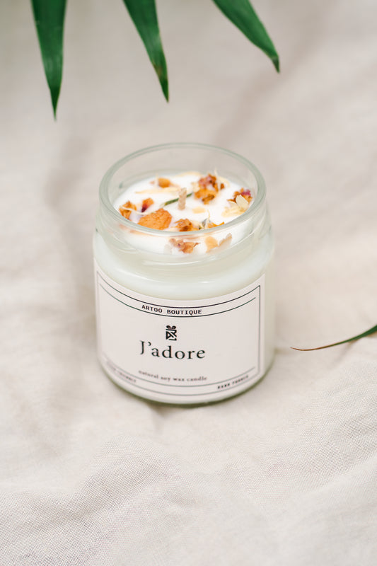 Lumânare parfumată „J’adore” – din ceară naturală de soia, în borcan