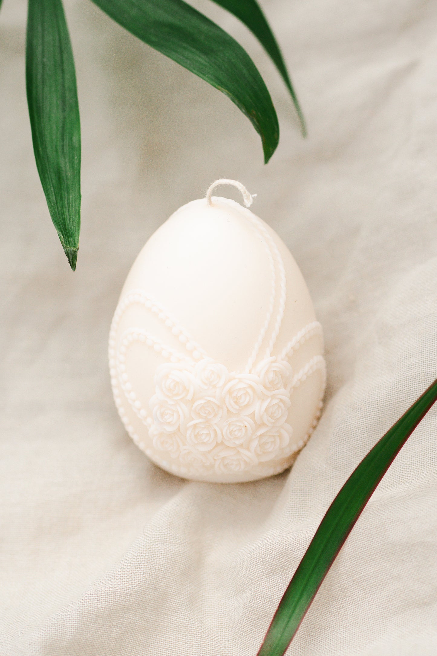 Lumânare parfumată handmade cu tematică de Paște - ou decorat cu flori