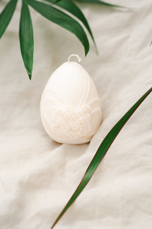 Lumânare parfumată handmade cu tematică de Paște - ou decorat cu flori