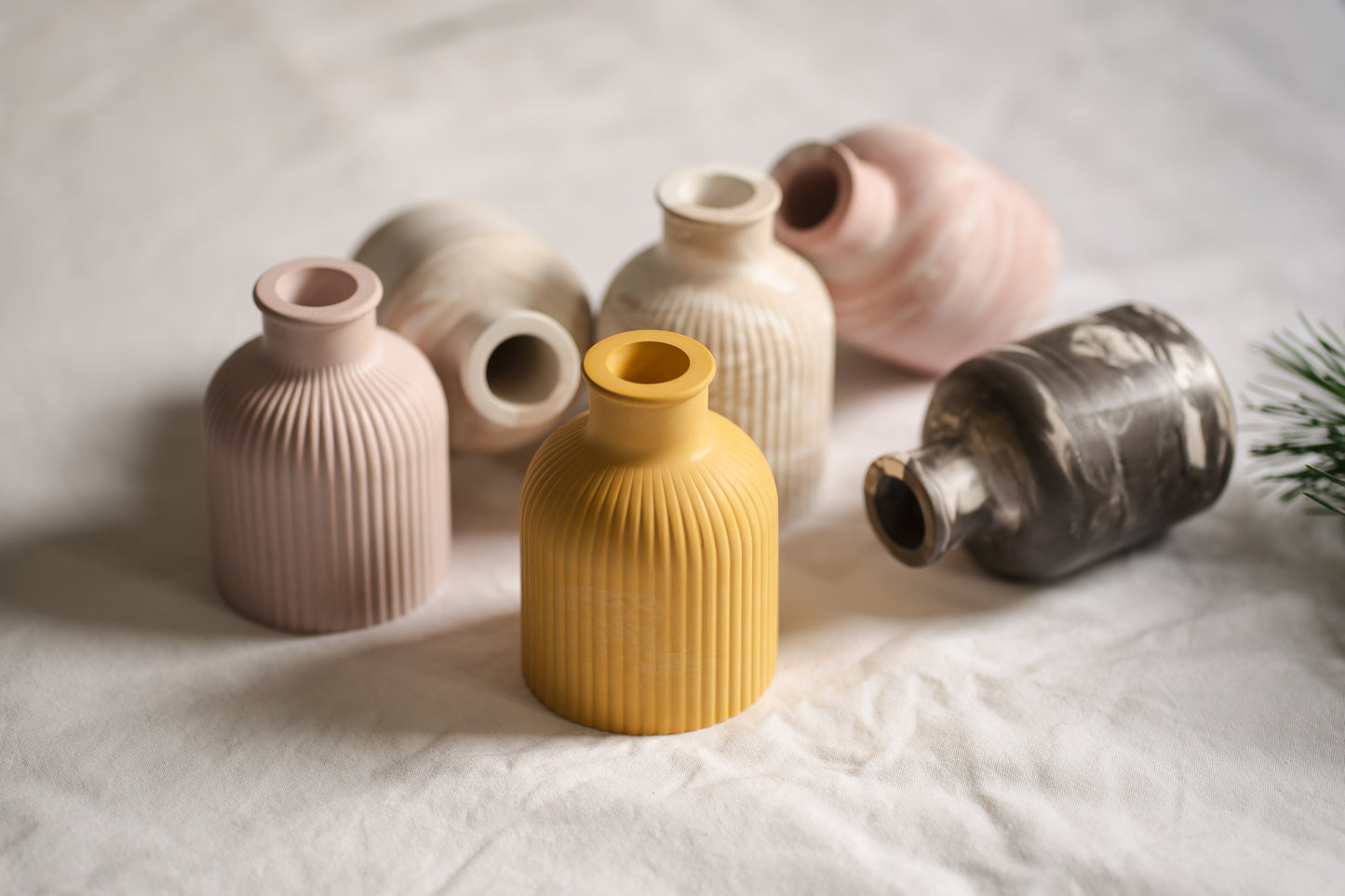 Vază decorativă din ceramică - design minimalist, turnată manual | Ideală pentru flori uscate