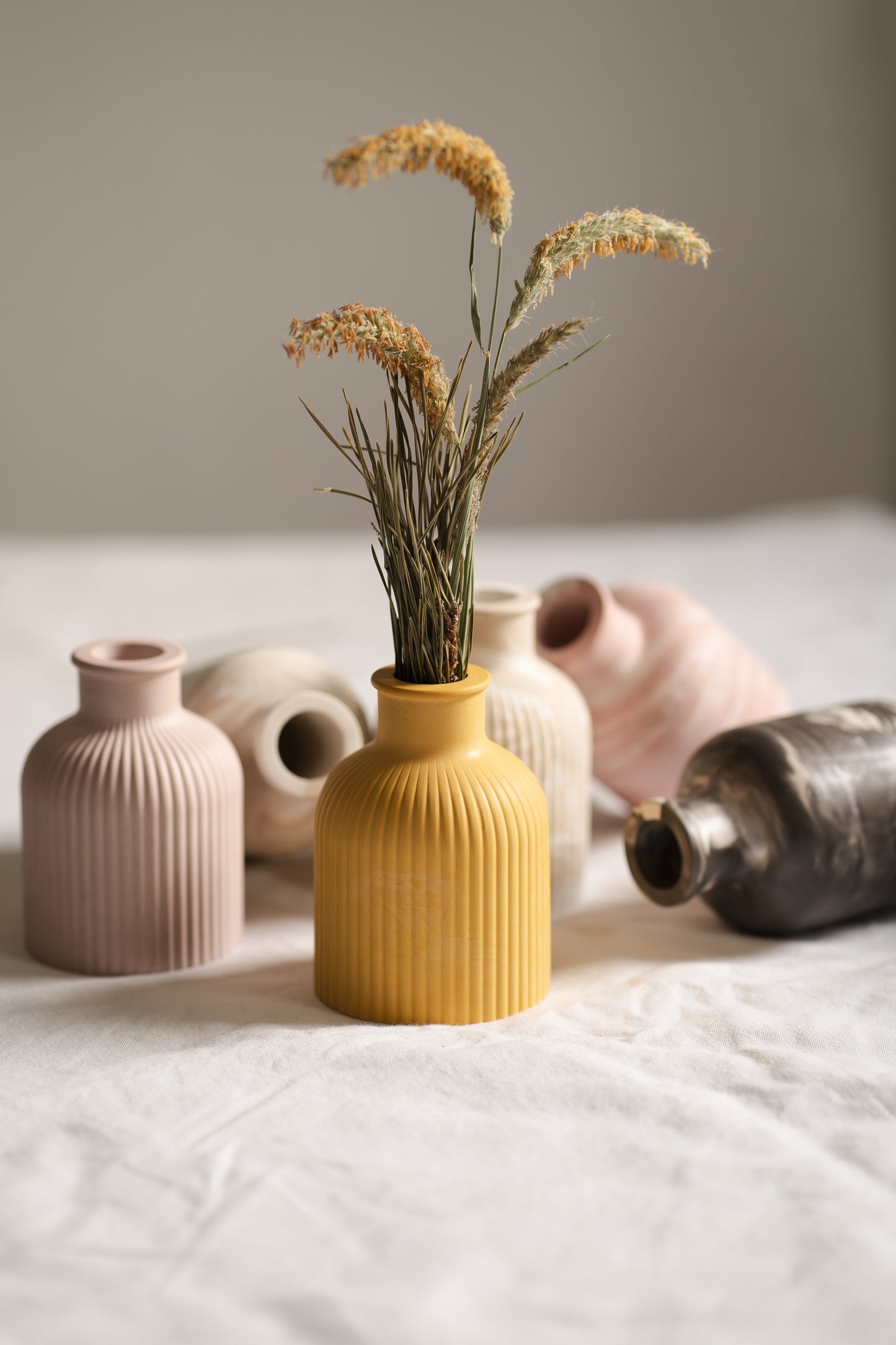 Vază decorativă din ceramică - design minimalist, turnată manual | Ideală pentru flori uscate