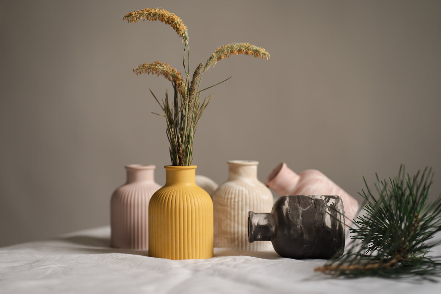 Vază decorativă din ceramică - design minimalist, turnată manual | Ideală pentru flori uscate