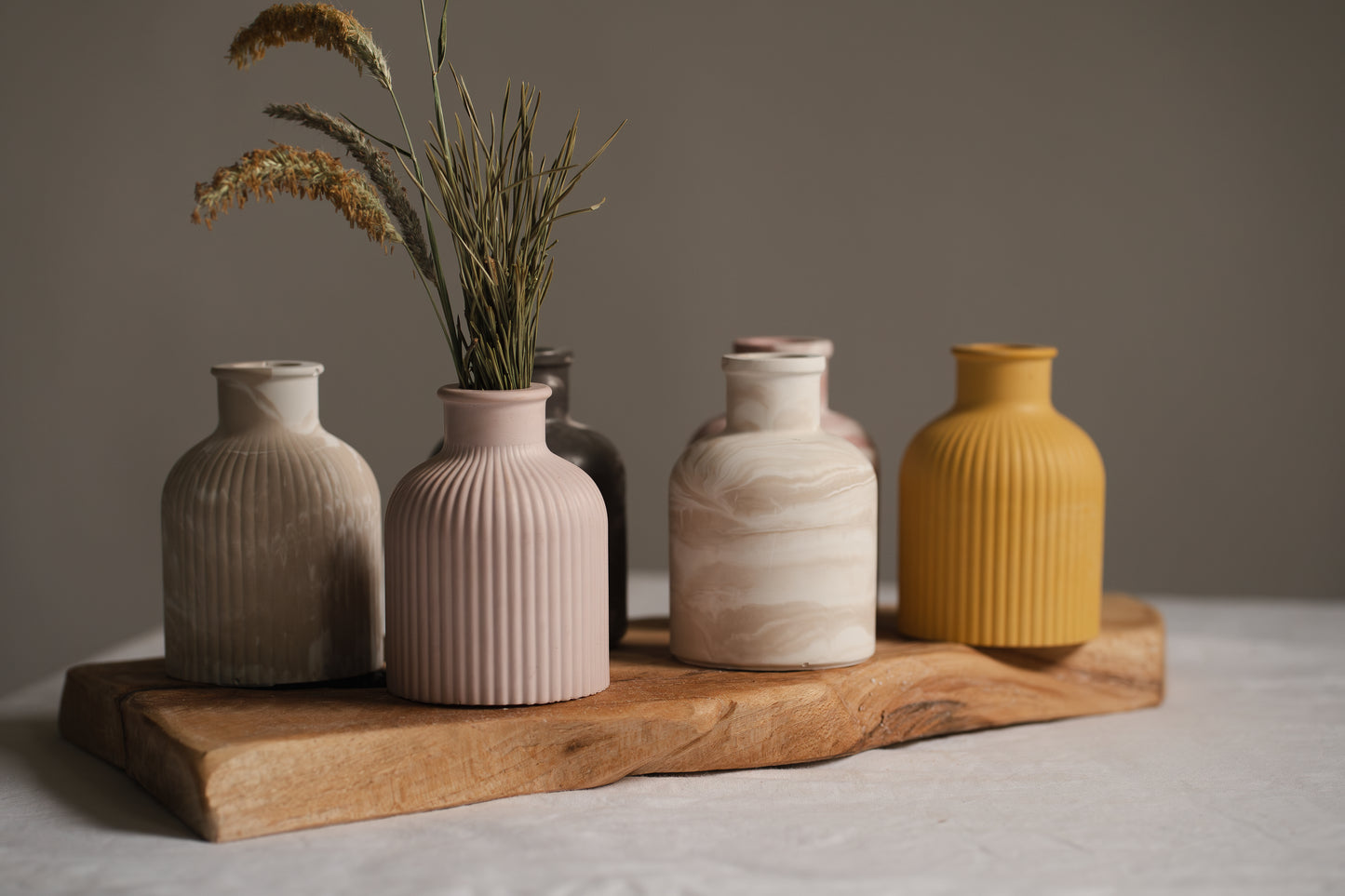 Vază decorativă din ceramică - design minimalist, turnată manual | Ideală pentru flori uscate