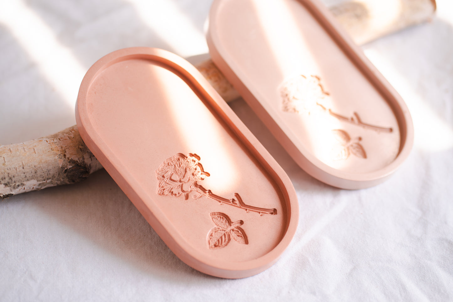 Set cadou handmade – tavă din praf ceramic cu model de trandafir și lumânare parfumată din ceară naturală în formă de trandafir