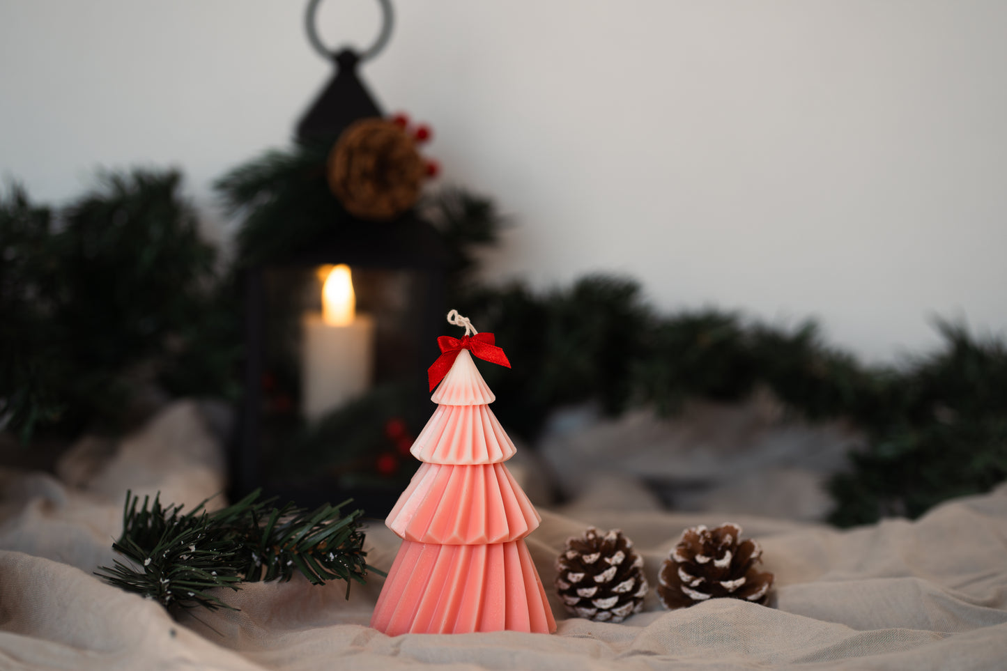 Lumânare parfumată brad de Crăciun roz – din ceară naturală de soia