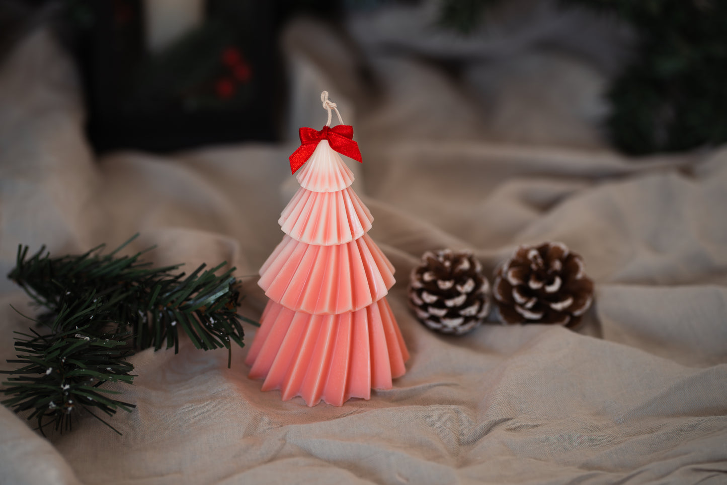 Lumânare parfumată brad de Crăciun roz – din ceară naturală de soia