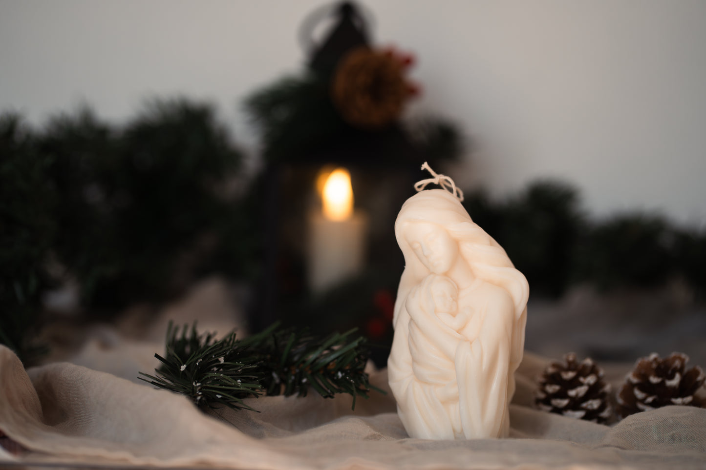 Lumânare parfumată din ceară naturală de soia – tematică de Crăciun, Maica Domnului cu Pruncul