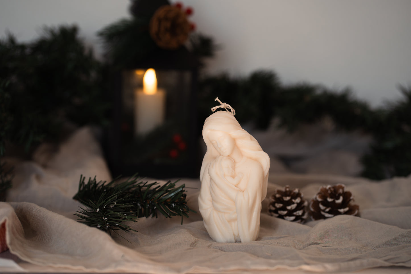 Lumânare parfumată din ceară naturală de soia – tematică de Crăciun, Maica Domnului cu Pruncul