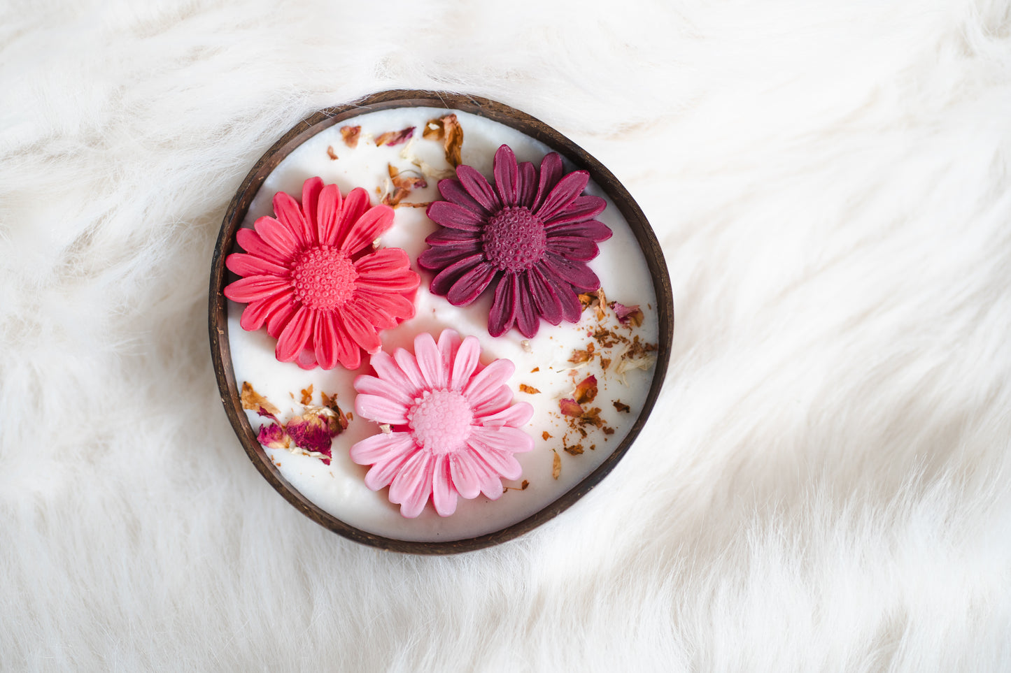 Lumânare parfumată din ceară de soia – în coajă de nucă de cocos, decorată cu flori