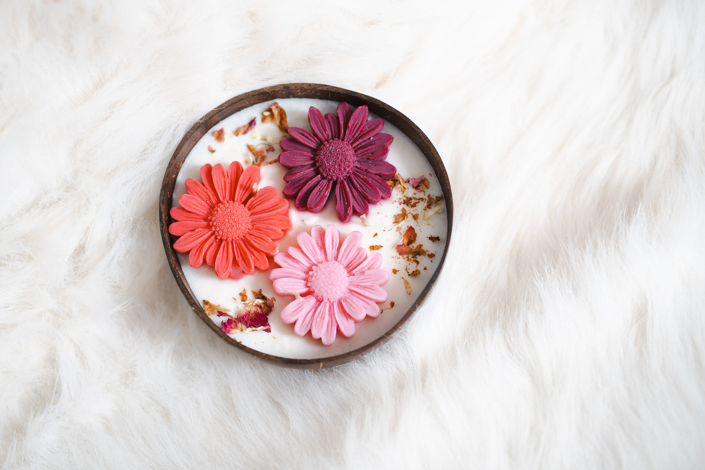 Lumânare parfumată din ceară de soia – în coajă de nucă de cocos, decorată cu flori