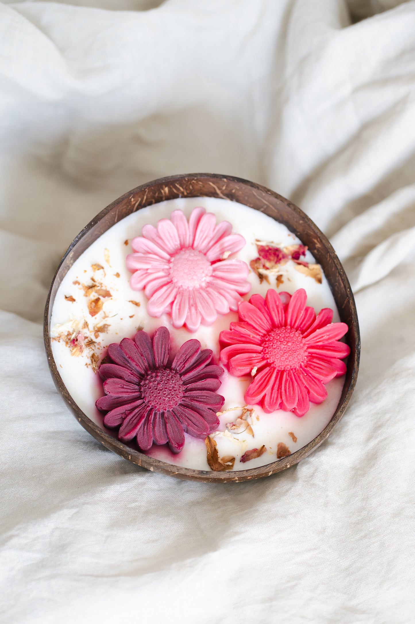 Lumânare parfumată din ceară de soia – în coajă de nucă de cocos, decorată cu flori