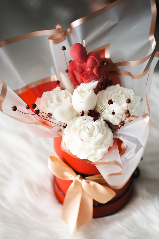 Buchet de flori din lumânări parfumate și figurina „Cuplu îmbrățișat” – Cadou handmade cu simbol al iubirii