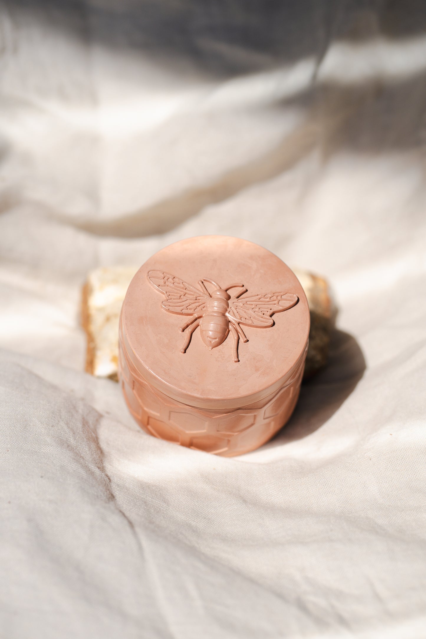 Lumânare parfumată din ceară de soia – recipient ceramic cu model de albină