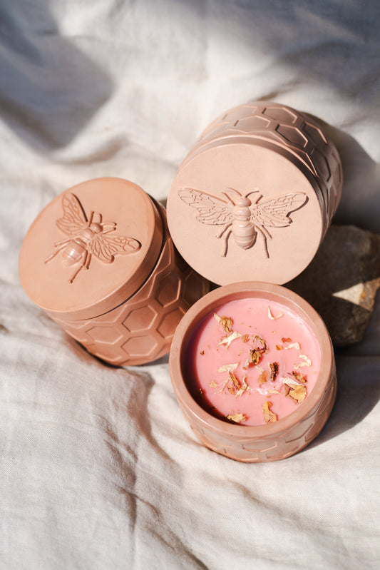 Lumânare parfumată din ceară de soia – recipient ceramic cu model de albină