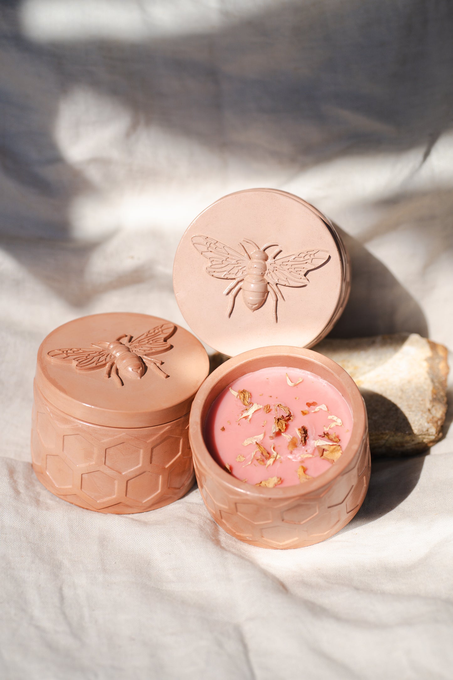 Lumânare parfumată din ceară de soia – recipient ceramic cu model de albină