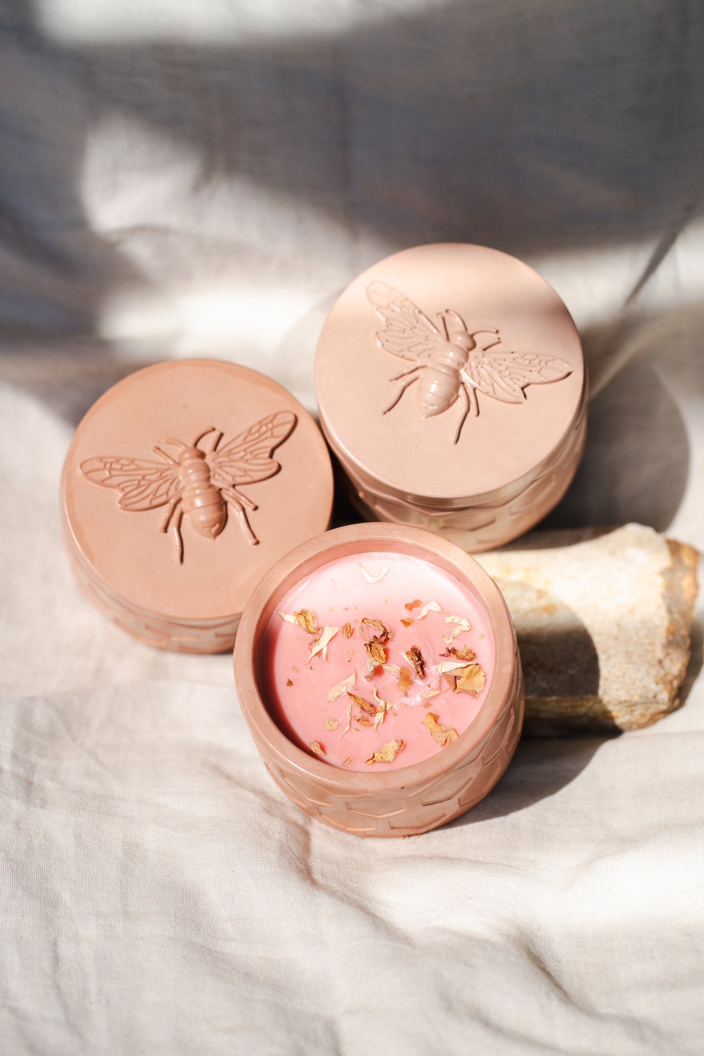 Lumânare parfumată din ceară de soia – recipient ceramic cu model de albină