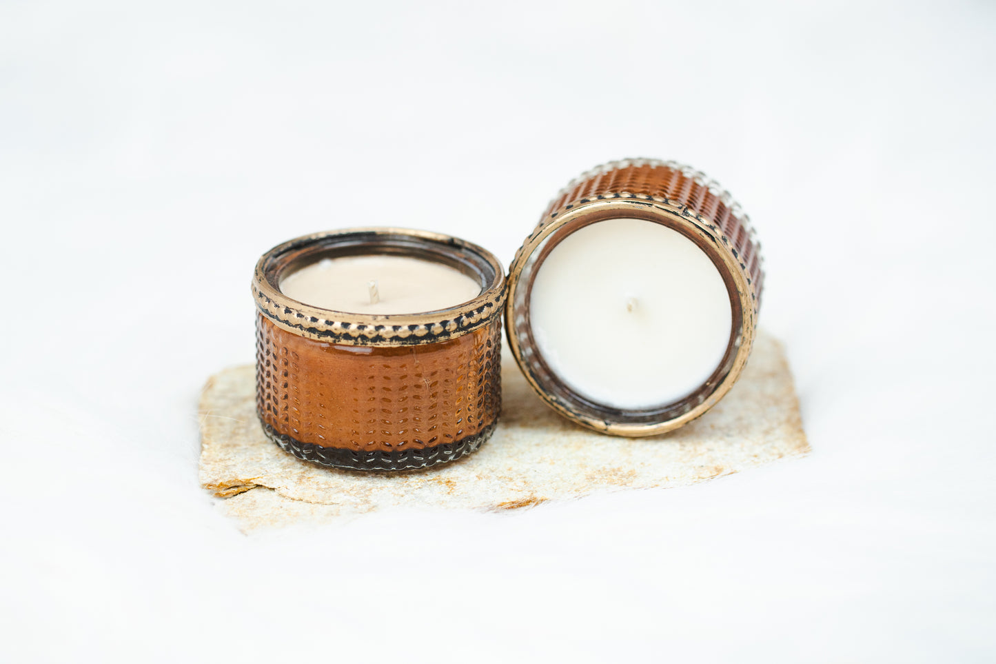 Lumânare parfumată din ceară naturală de soia – recipient din sticlă vintage, maro