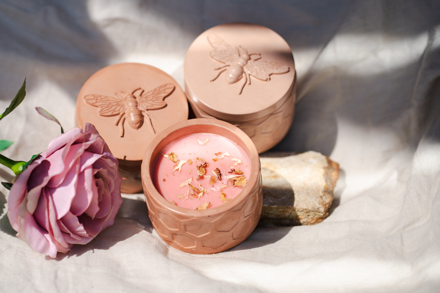 Lumânare parfumată din ceară de soia – recipient ceramic cu model de albină