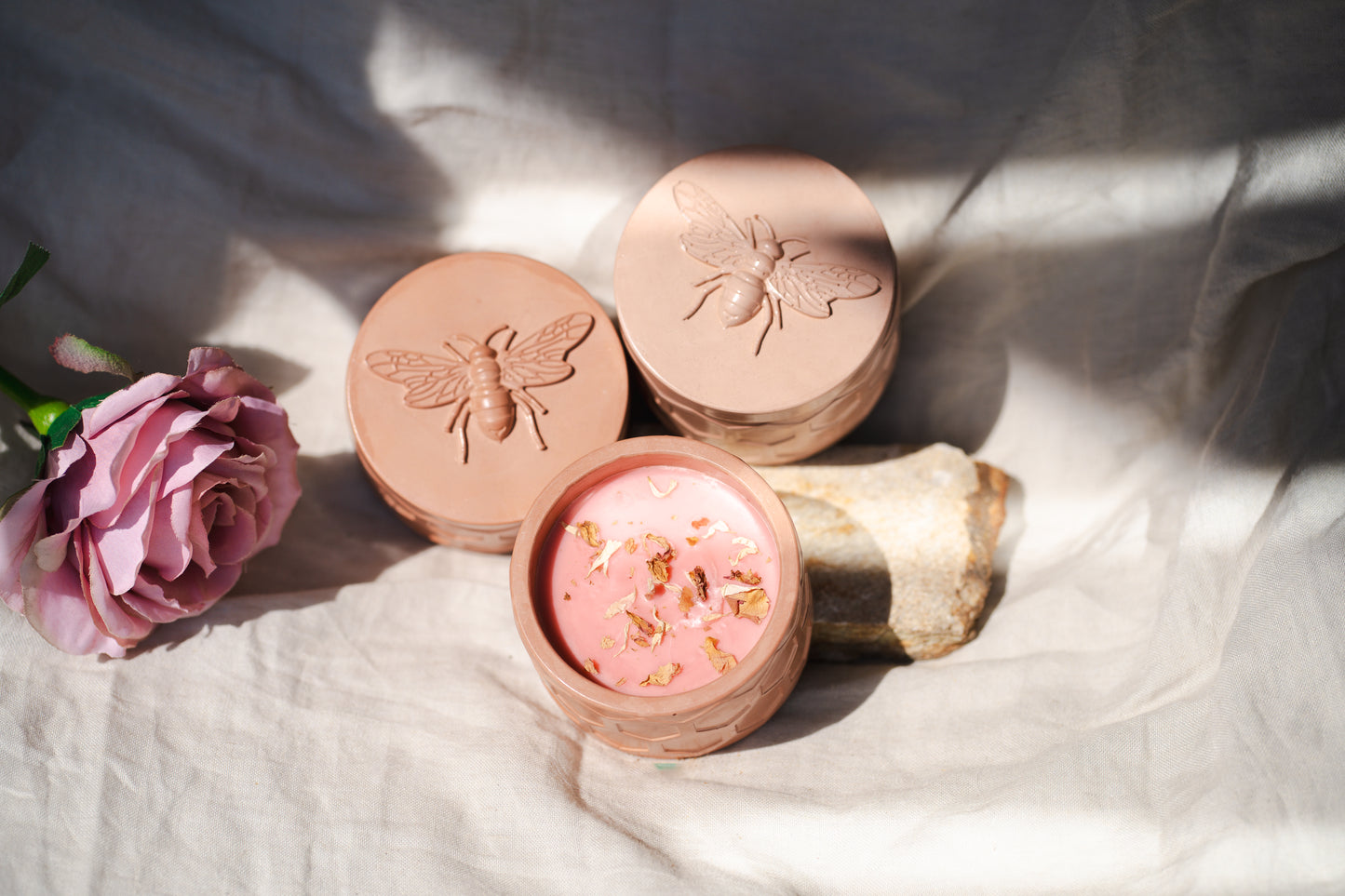 Lumânare parfumată din ceară de soia – recipient ceramic cu model de albină