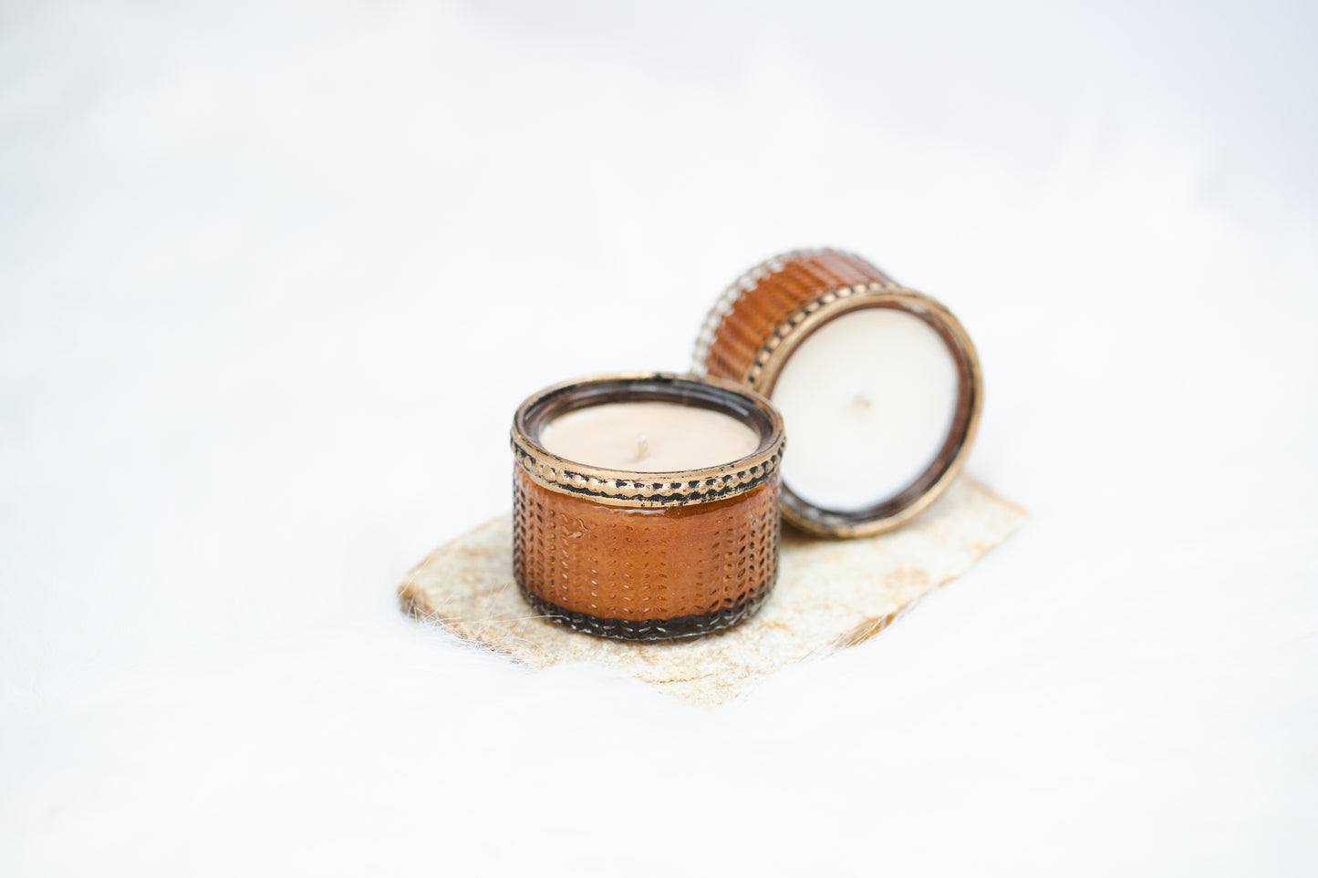 Lumânare parfumată din ceară naturală de soia – recipient din sticlă vintage, maro