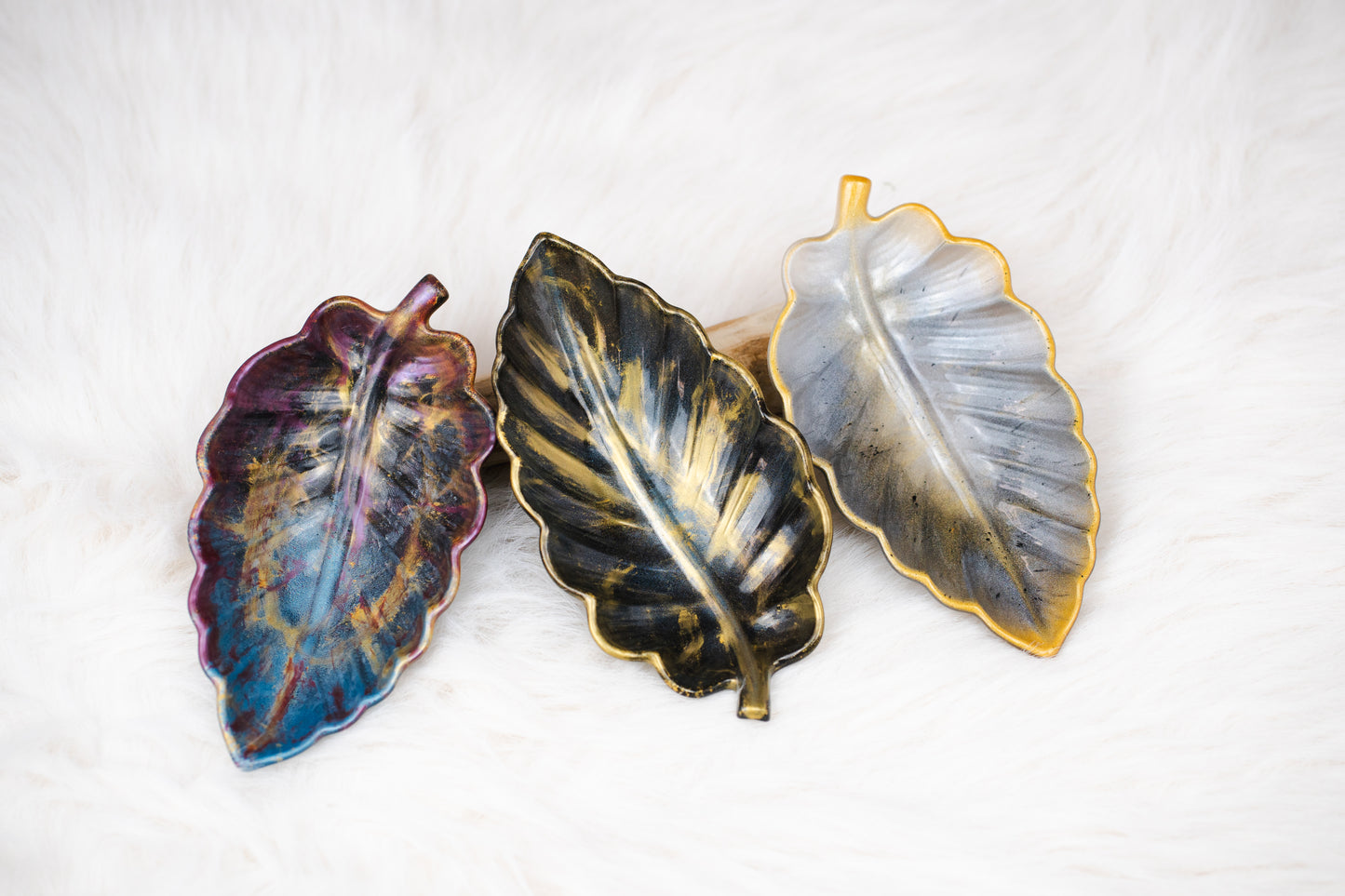 Tavă din rășină epoxidică – formă de frunză, decor handmade unicat