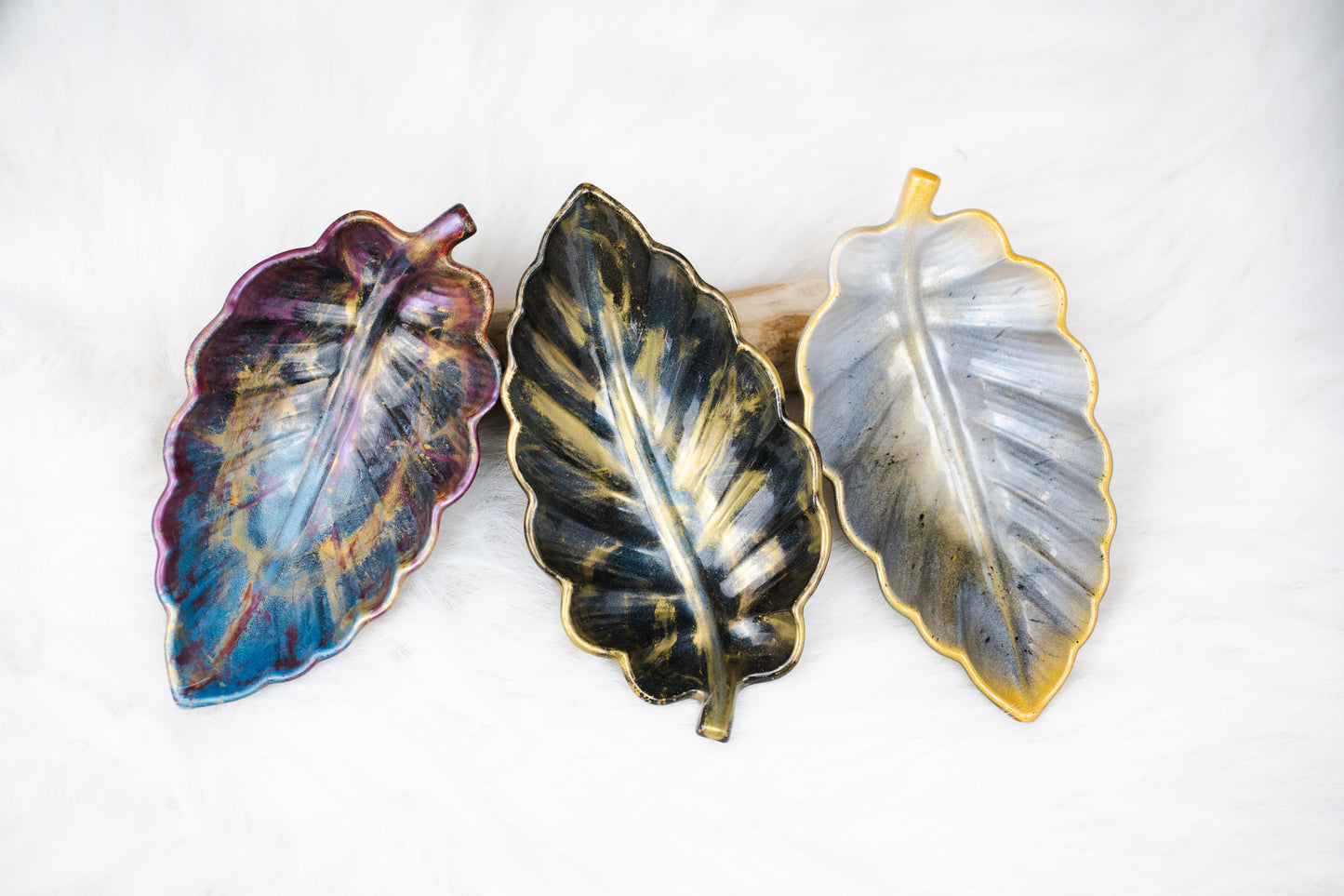 Tavă din rășină epoxidică – formă de frunză, decor handmade unicat