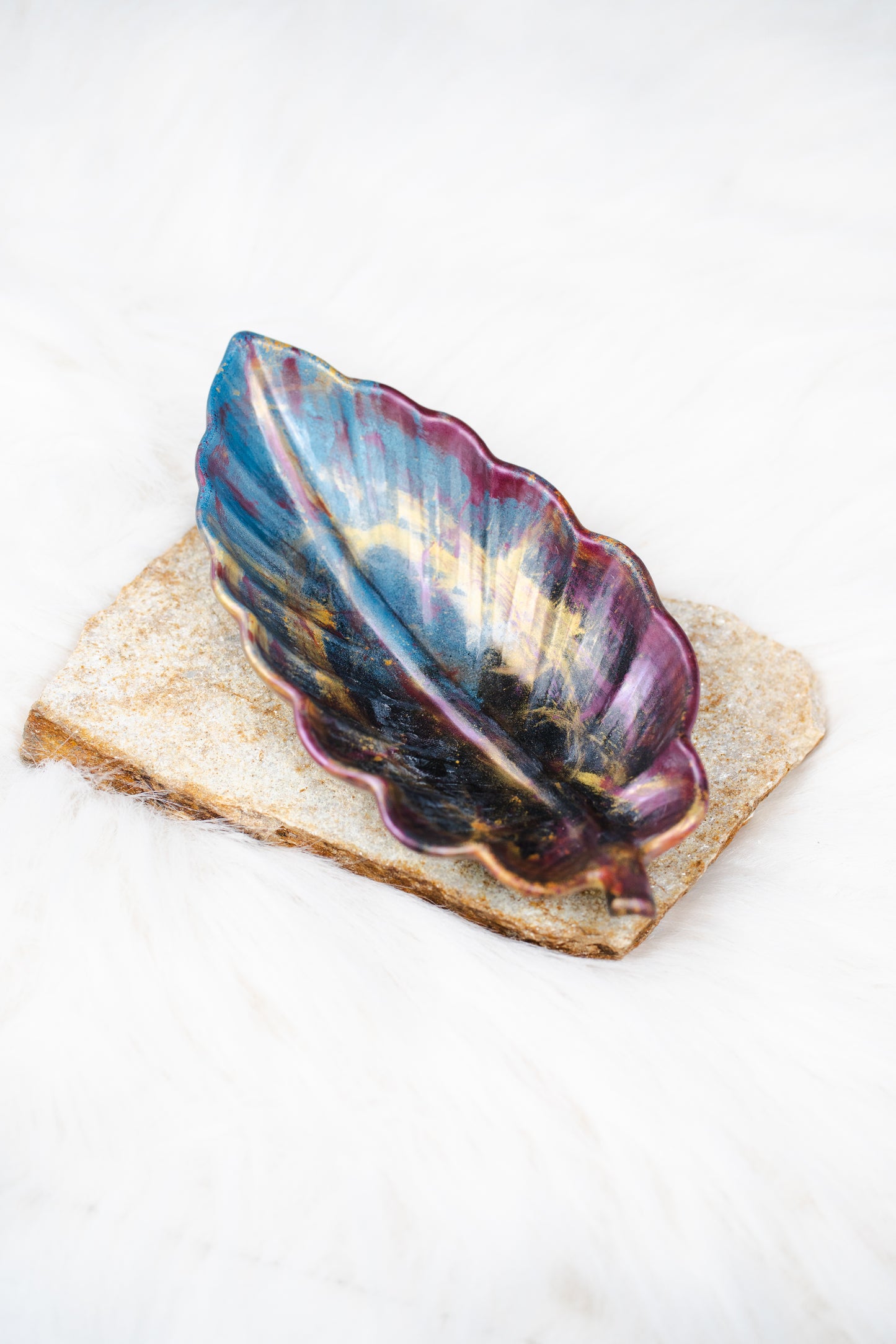 Tavă din rășină epoxidică – formă de frunză, decor handmade unicat