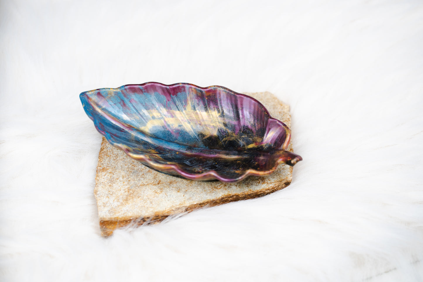 Tavă din rășină epoxidică – formă de frunză, decor handmade unicat