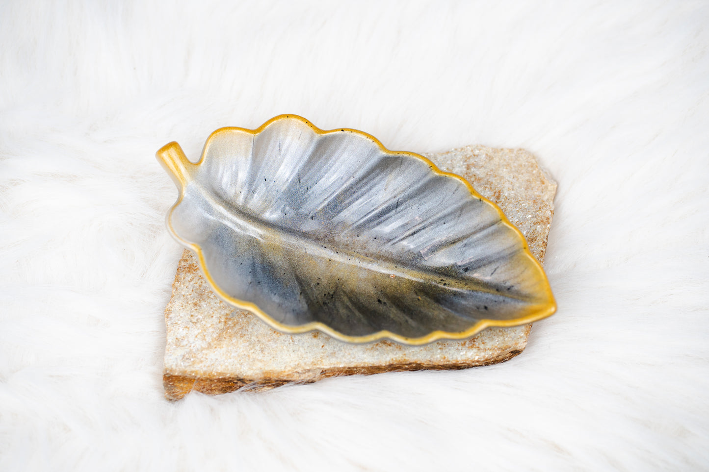 Tavă din rășină epoxidică – formă de frunză cu detalii aurii, decor handmade elegant