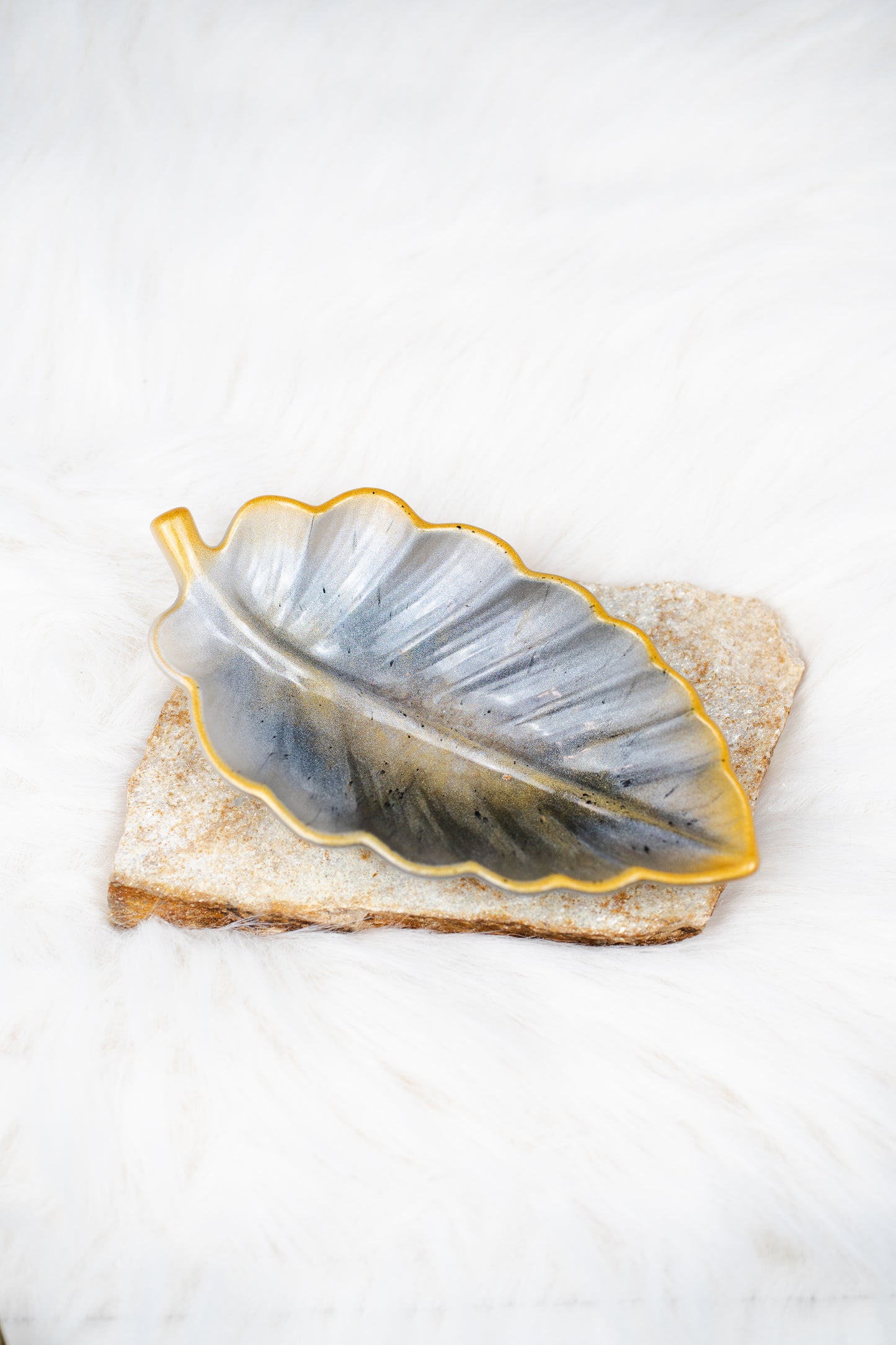 Tavă din rășină epoxidică – formă de frunză cu detalii aurii, decor handmade elegant