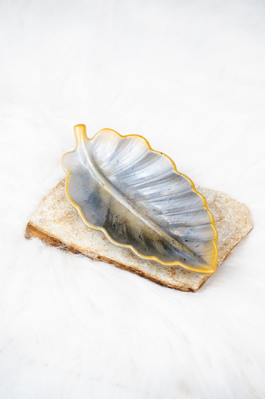 Tavă din rășină epoxidică – formă de frunză cu detalii aurii, decor handmade elegant