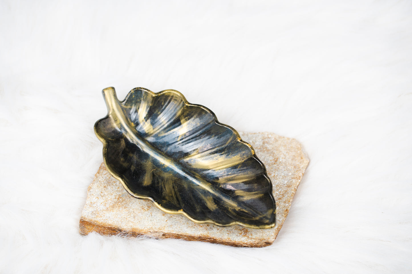 Tavă decorativă din rășină epoxidică – formă de frunză, negru cu auriu