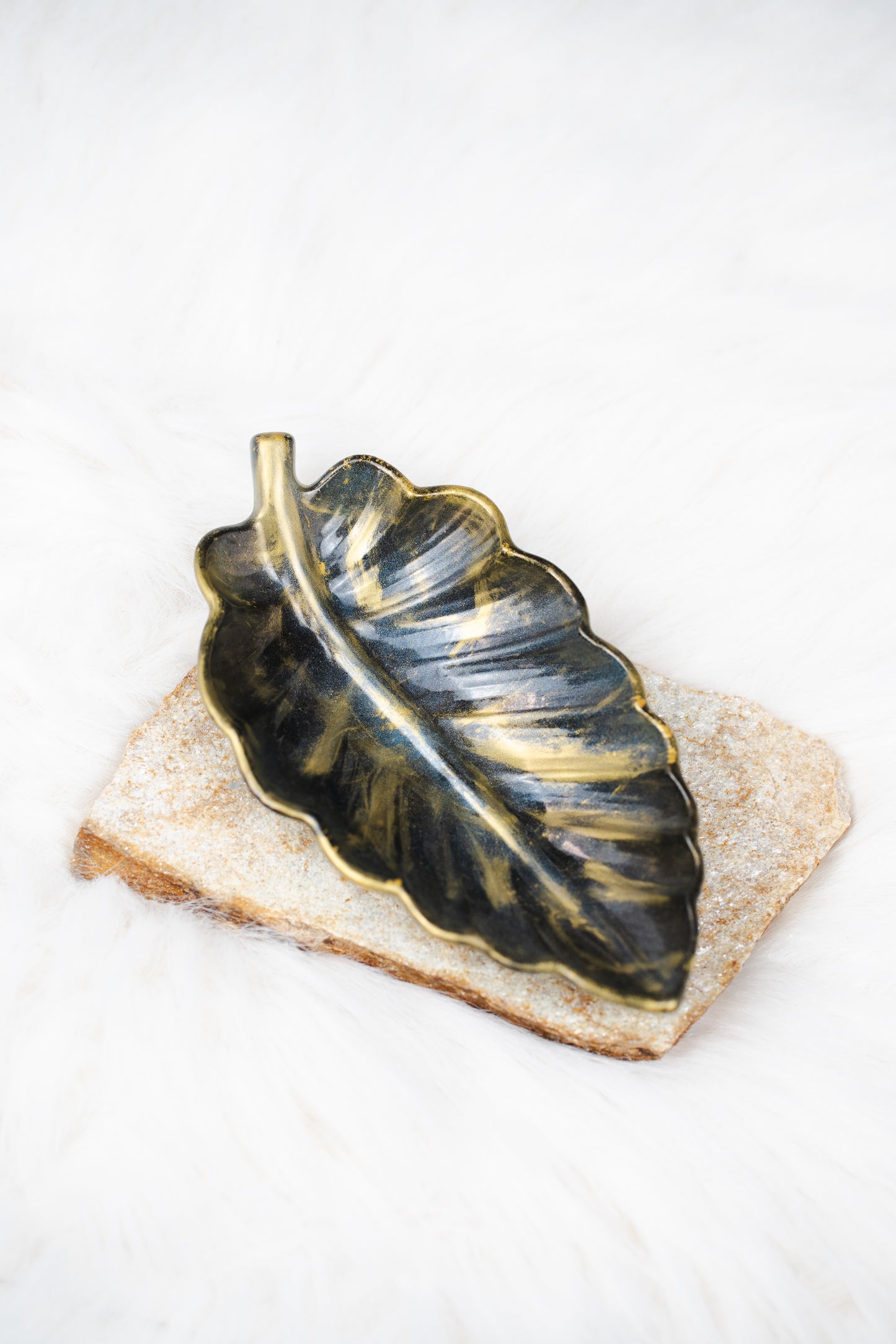 Tavă decorativă din rășină epoxidică – formă de frunză, negru cu auriu