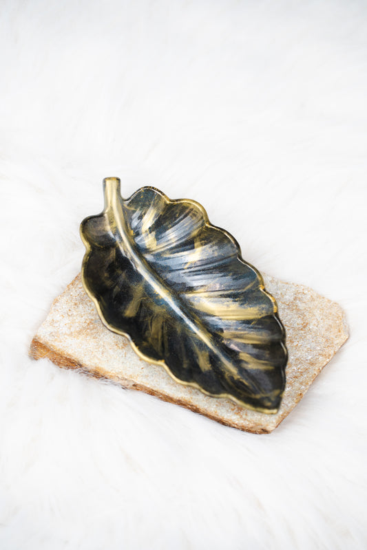 Tavă decorativă din rășină epoxidică – formă de frunză, negru cu auriu