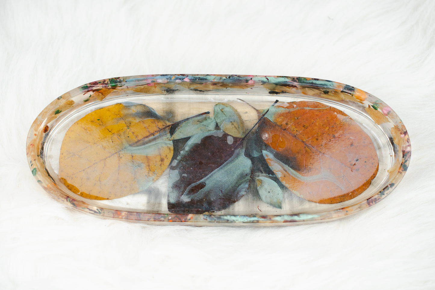 Tavă din rășină epoxidică – formă ovală, cu frunze și flori uscate, decor handmade natural