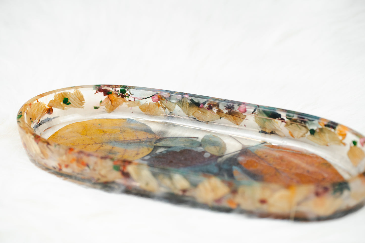 Tavă din rășină epoxidică – formă ovală, cu frunze și flori uscate, decor handmade natural