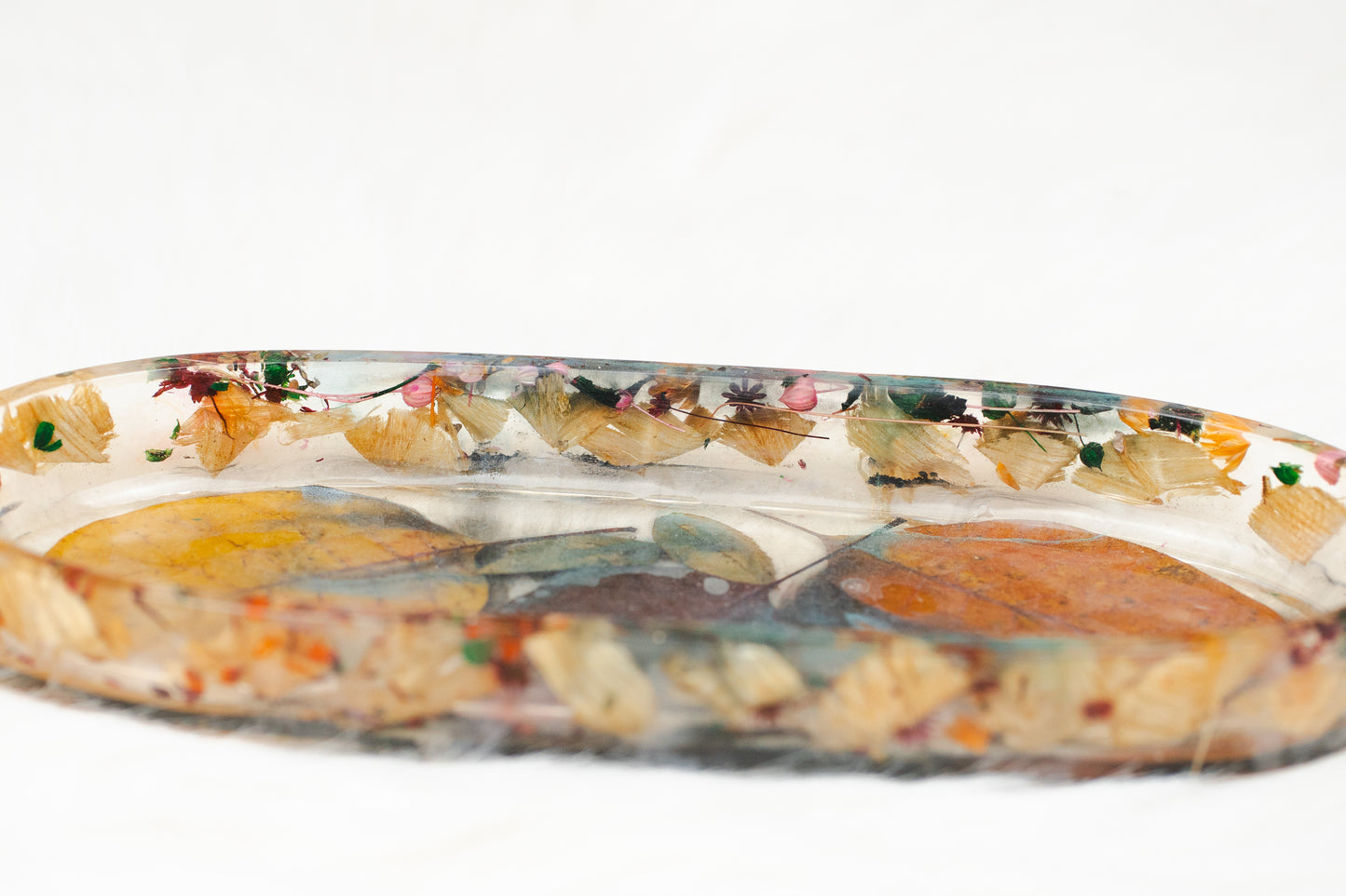 Tavă din rășină epoxidică – formă ovală, cu frunze și flori uscate, decor handmade natural