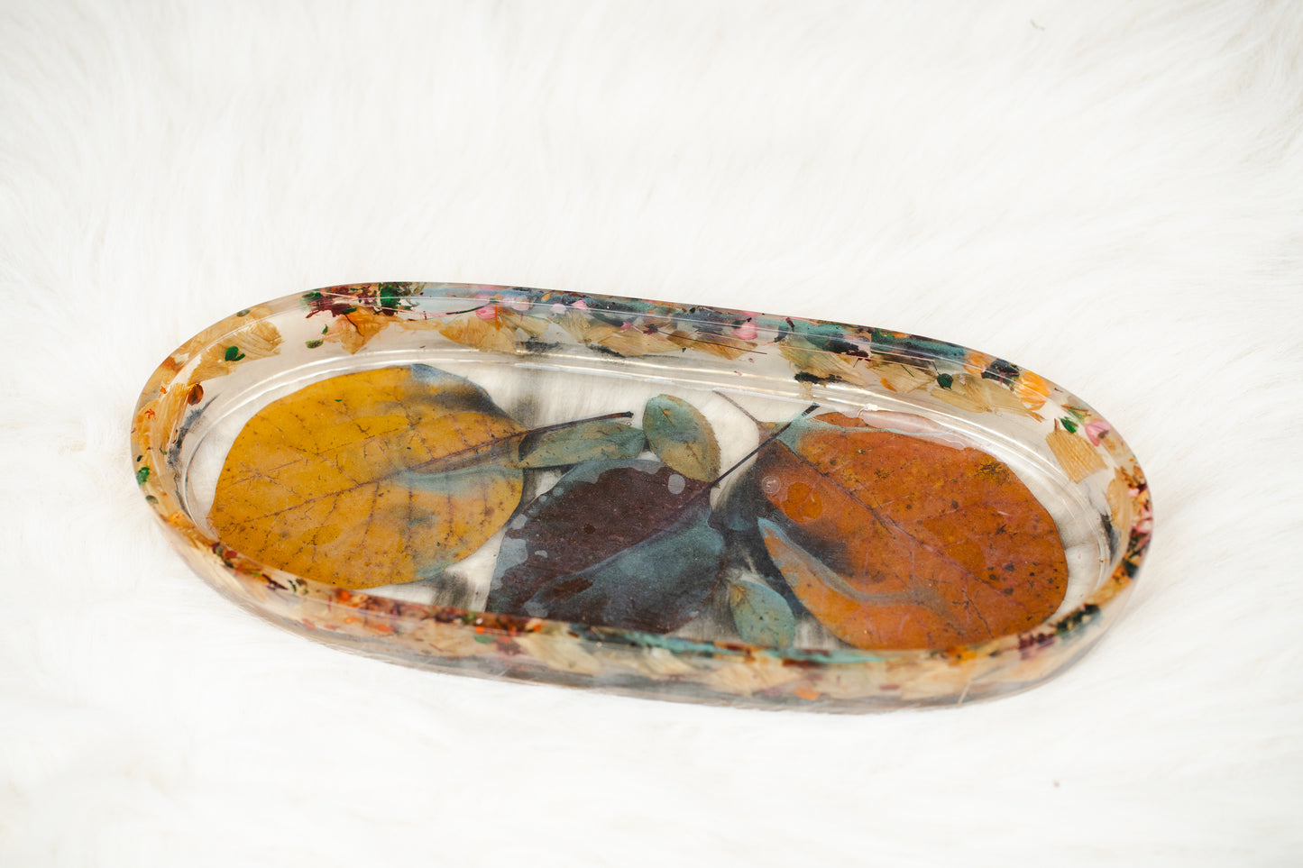 Tavă din rășină epoxidică – formă ovală, cu frunze și flori uscate, decor handmade natural