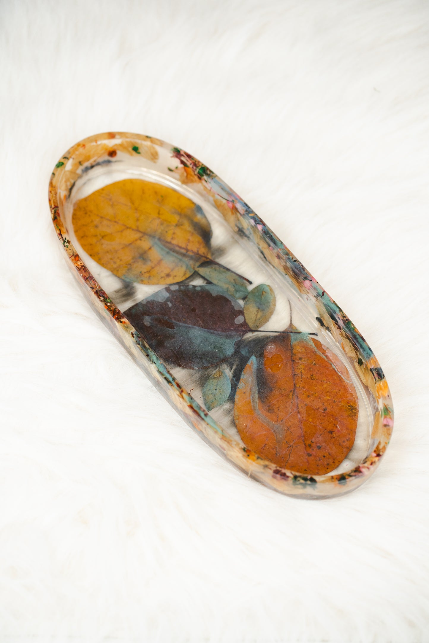 Tavă din rășină epoxidică – formă ovală, cu frunze și flori uscate, decor handmade natural