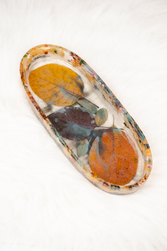 Tavă din rășină epoxidică – formă ovală, cu frunze și flori uscate, decor handmade natural