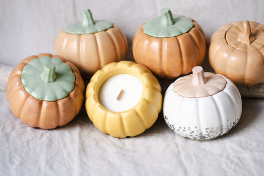 Lumânare parfumată din ceară de soia – recipient ceramic în formă de dovleac