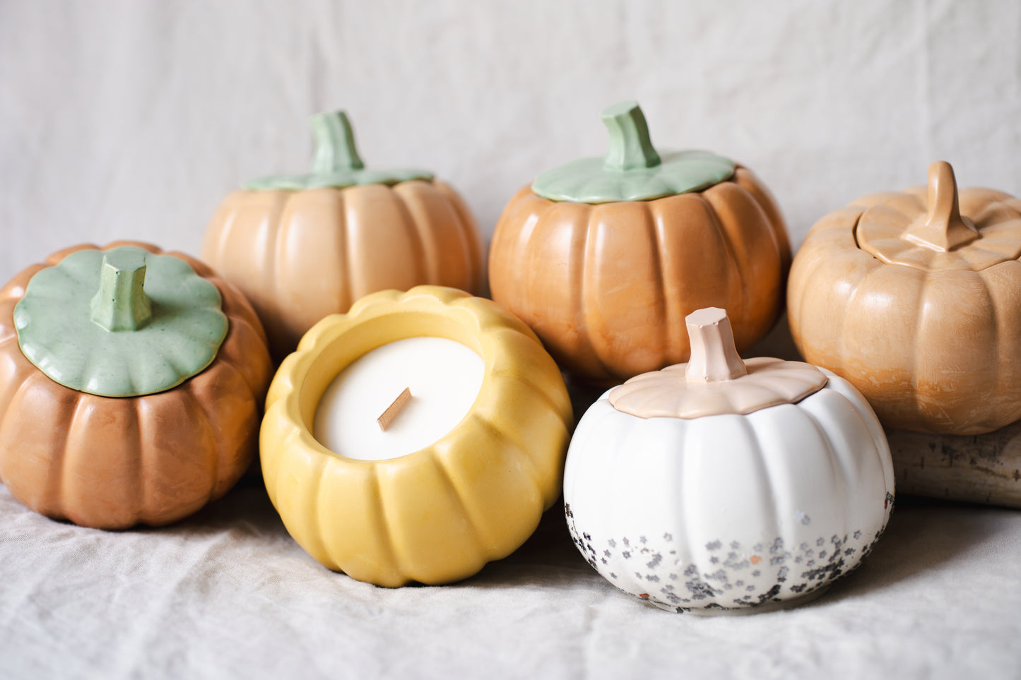 Lumânare parfumată din ceară de soia – recipient ceramic în formă de dovleac