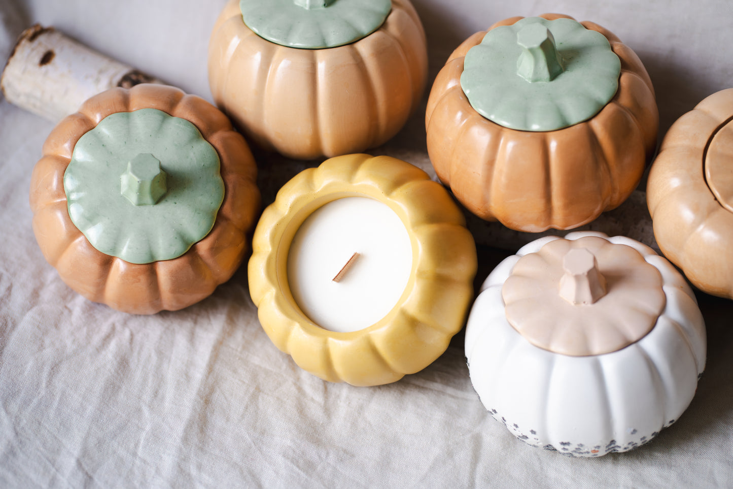Lumânare parfumată din ceară de soia – recipient ceramic în formă de dovleac